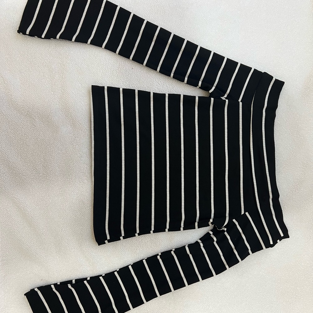 women's long-sleeved blouse and the tip is open